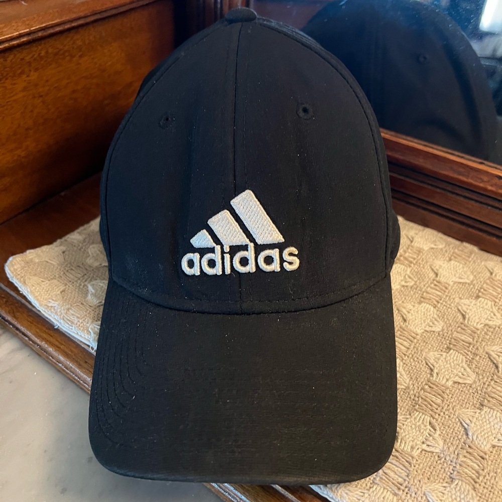 ADIDAS Classic Embroidered Logo Lightweight Athletic Fitted Ball Cap Black White